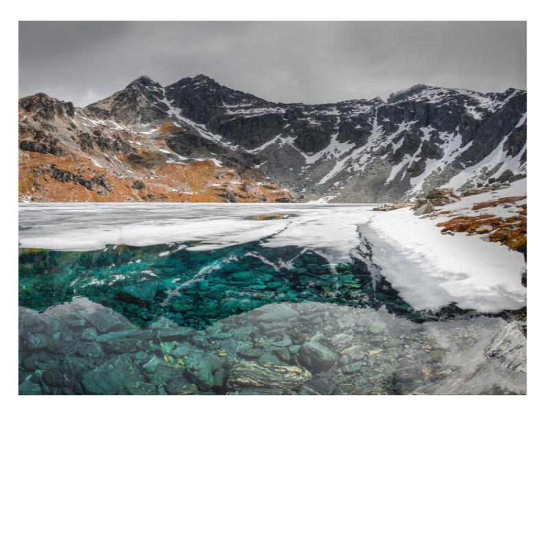 Замерзшее горное озеро